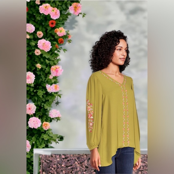 Pioneer woman embroidered tunic and gold hoop earrings. Both NWT! Ready to wear! - Picture 8 of 9